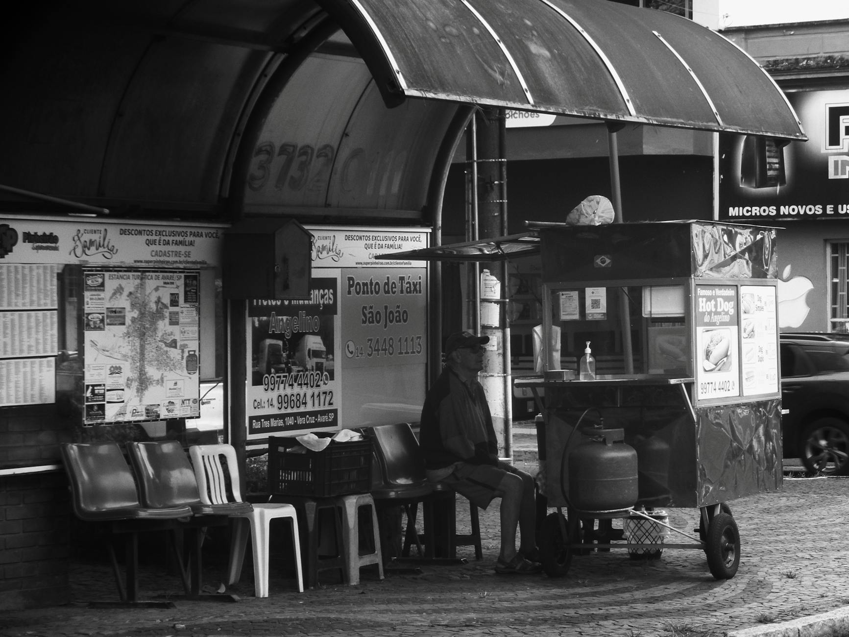 https://www.pexels.com/photo/street-hot-dog-seller-15897136/